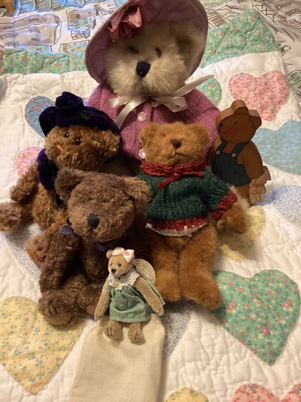 Lot of 5 Stuffed Bears plus wood bear shelf sitter